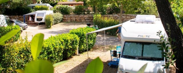 camping-avec-emplacement-tente-camping-car-sanary-toulon-var-1900x600-1-aspect-ratio-2000-800