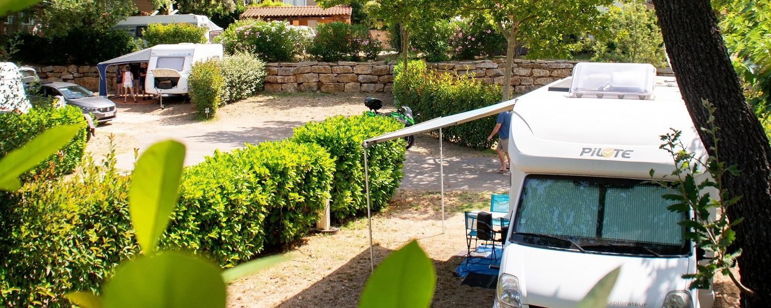 camping-avec-emplacement-tente-camping-car-sanary-toulon-var-1900x600-1-aspect-ratio-2000-800