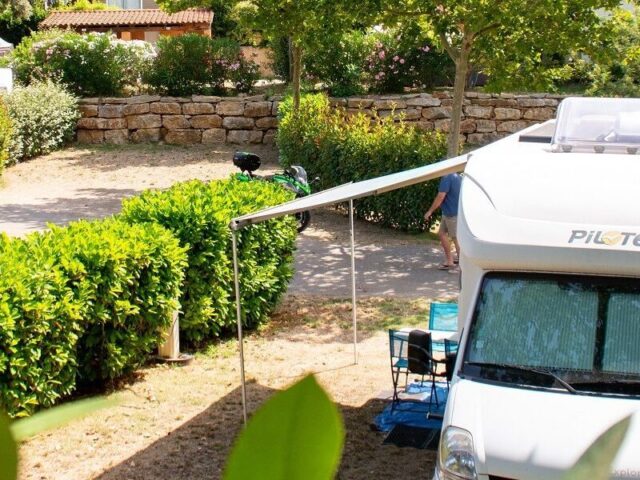 camping-avec-emplacement-tente-camping-car-sanary-toulon-var-1900x600-1-aspect-ratio-600-450