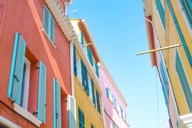 Facades_colorees_ruelles_de_Sanary©T. Aubineau_Sanary_Tourisme